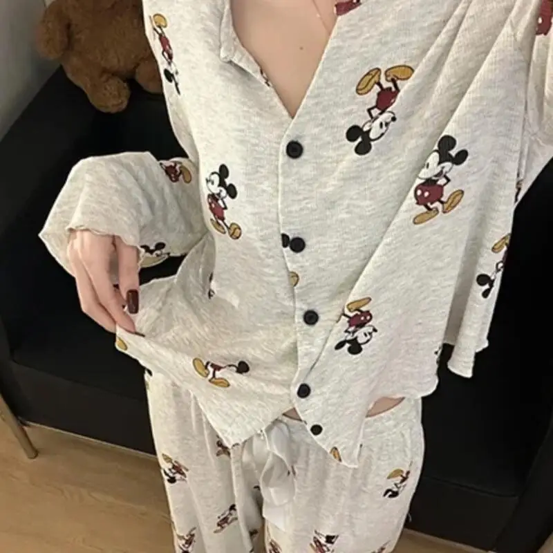 Комплект пижамы в стиле кардигана с принтом Микки, светло-серый с переливами, с манжетами, из мягкой и удобной ткани, повседневный, в стиле Y2K, для дома и отдыха
Комплект пижамы в стиле кардигана с принтом Микки, светло-серый с переливами, с манжетами, из мягкой и удобной ткани, повседневный, в стиле Y2K, для дома и отдыха