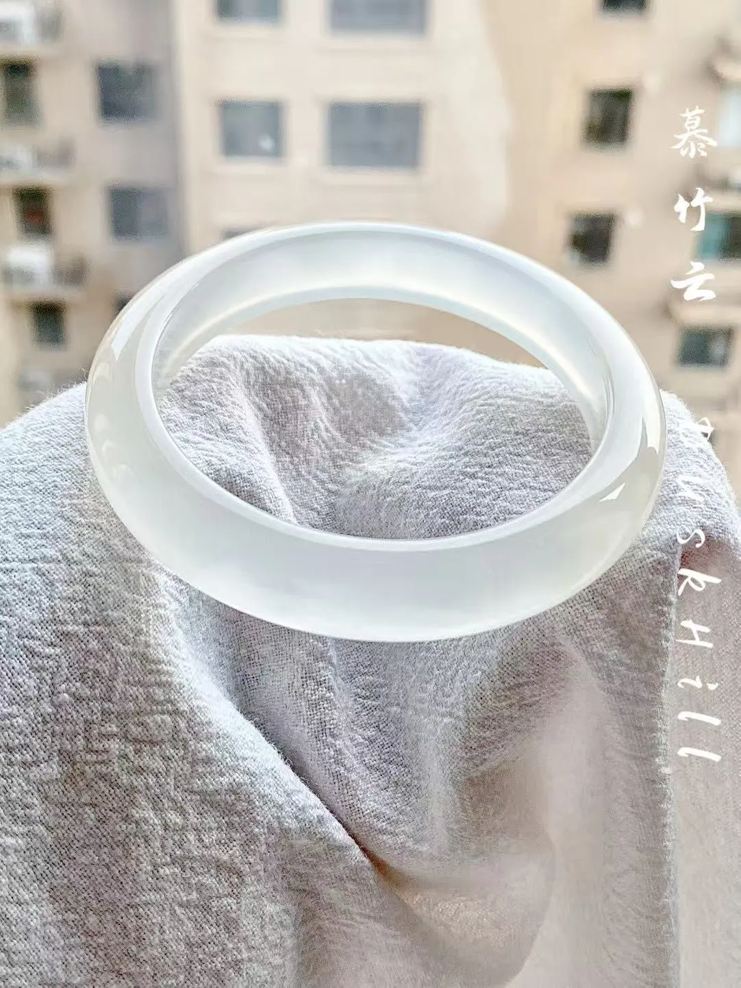 Pure natural agate bracelet, white moonlight jade bracelet, women's ice type, white chalcedony lychee jelly.
Pure natural agate bracelet, white moonlight jade bracelet, women's ice type, white chalcedony lychee jelly.