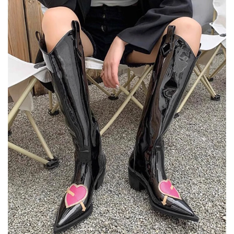 Женские сапоги до колена из лакированной кожи с розовым сердечком и острым носком на массивном каблуке, зима 2026, ковбойские рыцарские сапоги без шнуровки в стиле вестерн
Женские сапоги до колена из лакированной кожи с розовым сердечком и острым носком на массивном каблуке, зима 2026, ковбойские рыцарские сапоги без шнуровки в стиле вестерн
