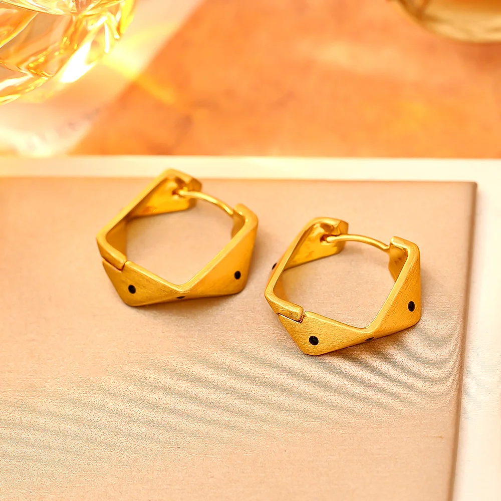 Fashionable and exquisite retro metal brushed earrings niche design geometric polka dot earrings high-end personalized earrings
Fashionable and exquisite retro metal brushed earrings niche design geometric polka dot earrings high-end personalized earrings