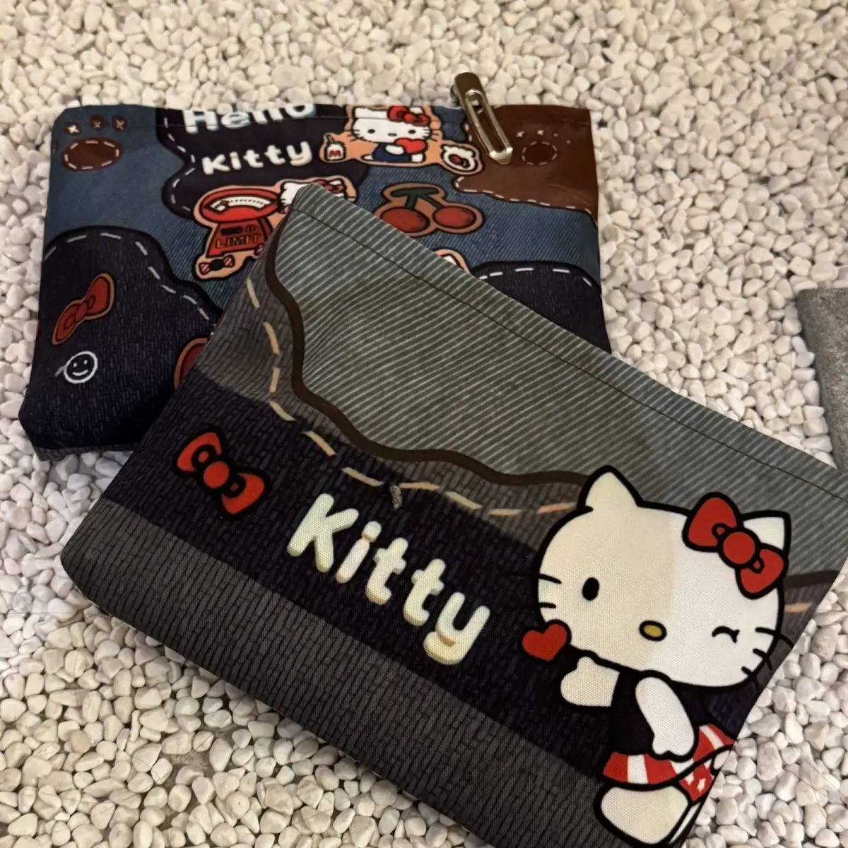 Сумка-клатч Hello Kitty Miniso, портативный простой двусторонний кошелек для монет с героями мультфильмов, новая сумка для хранения макияжа, большая вместительная сумка для хранения
Сумка-клатч Hello Kitty Miniso, портативный простой двусторонний кошелек для монет с героями мультфильмов, новая сумка для хранения макияжа, большая вместительная сумка для хранения