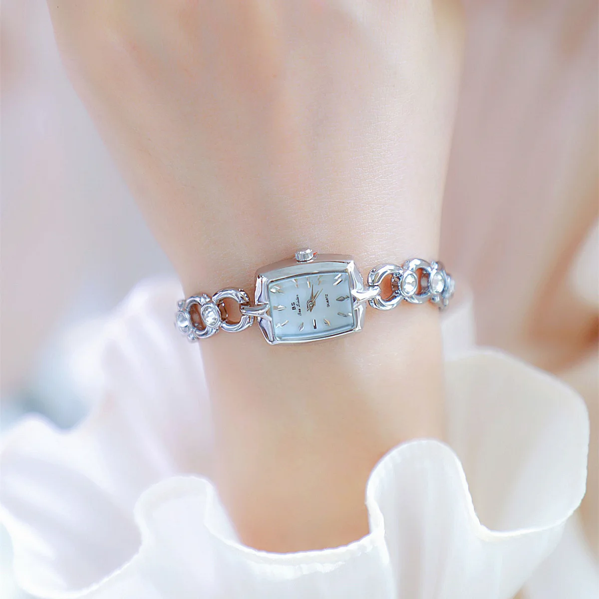 Luxury Brand Women Watch Silver Simple Square Dial Quartz Watch Diamond Strap Jewelry Waterproof Watch Relogio Feminino FA1706
Luxury Brand Women Watch Silver Simple Square Dial Quartz Watch Diamond Strap Jewelry Waterproof Watch Relogio Feminino FA1706