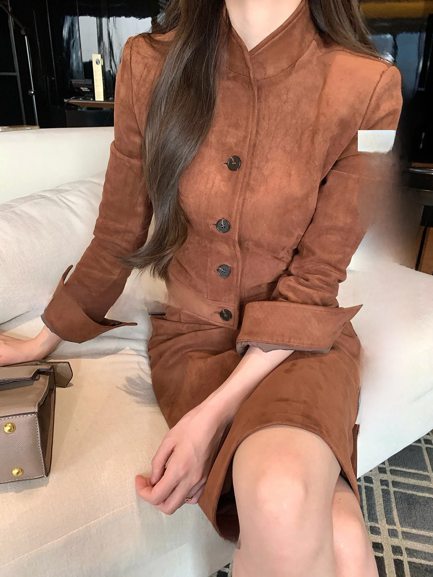 Короткое пальто из искусственной замши красно-коричневого цвета для женщин, весеннее, повседневное, приталенное, с высоким круглым воротником, на пуговицах, с длинными рукавами
Короткое пальто из искусственной замши красно-коричневого цвета для женщин, весеннее, повседневное, приталенное, с высоким круглым воротником, на пуговицах, с длинными рукавами