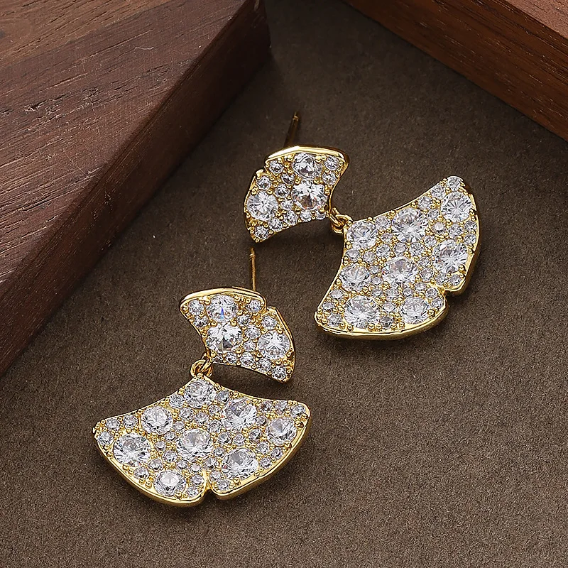 Elegant and full of diamonds, zircon and ginkgo leaf earrings, sparkling personality, simple, fashionable and exquisite earrings
Elegant and full of diamonds, zircon and ginkgo leaf earrings, sparkling personality, simple, fashionable and exquisite earrings