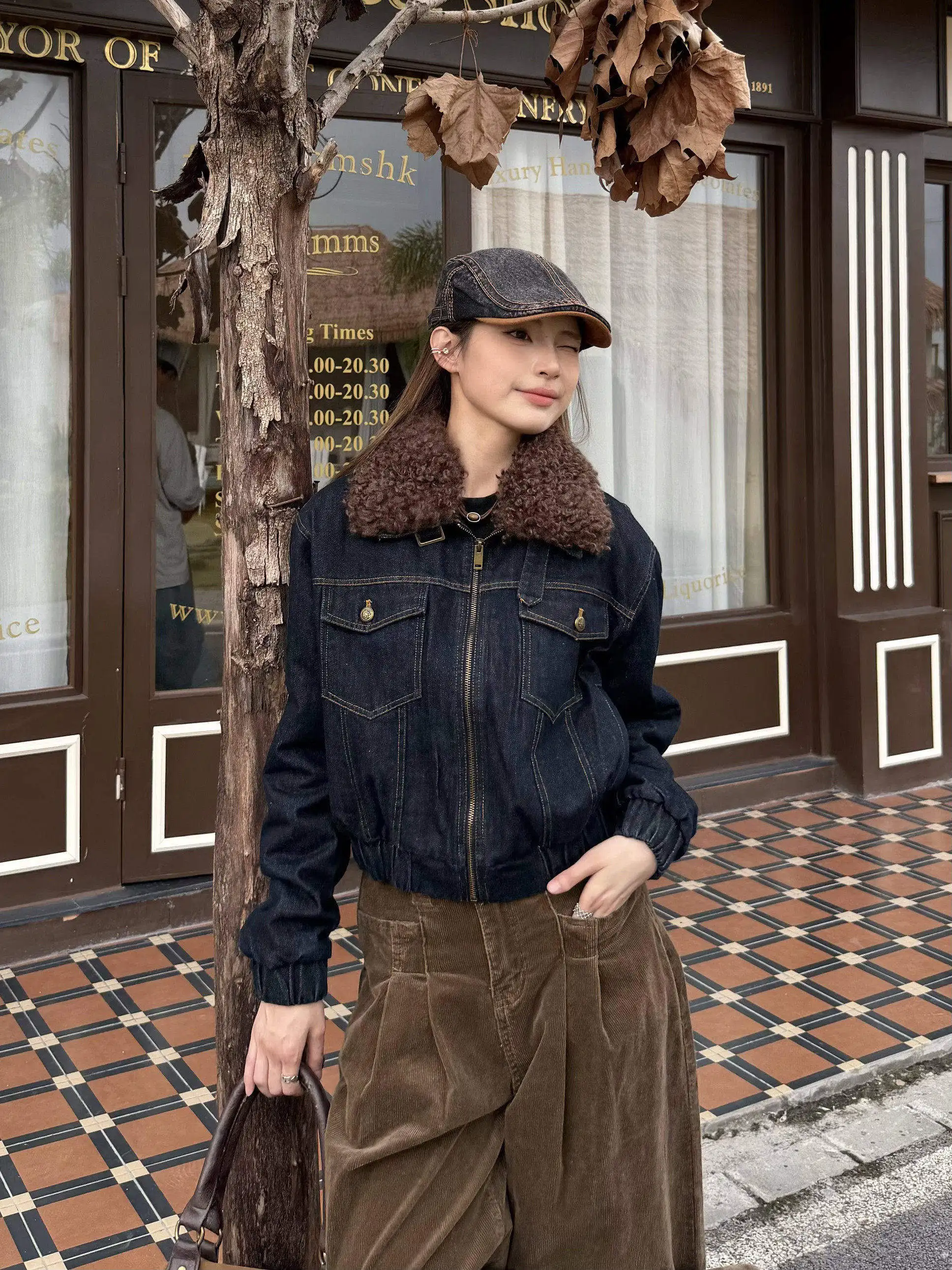 Женская джинсовая куртка XFX в американском ретро-стиле из хлопка, осенне-зимняя, повседневная, теплая, модная, с меховым воротником
Женская джинсовая куртка XFX в американском ретро-стиле из хлопка, осенне-зимняя, повседневная, теплая, модная, с меховым воротником