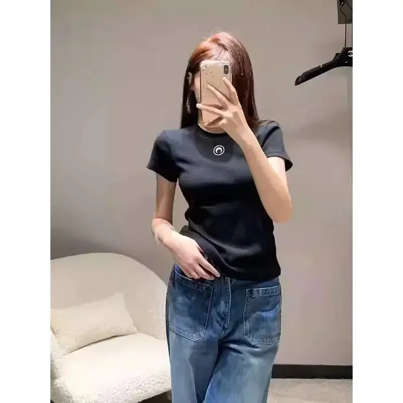 Женская футболка Slim Fit с коротким рукавом, летняя, с круглым вырезом, повседневная, однотонная, с ретро-вышивкой в виде луны, универсальная, для ношения под одеждой
Женская футболка Slim Fit с коротким рукавом, летняя, с круглым вырезом, повседневная, однотонная, с ретро-вышивкой в виде луны, универсальная, для ношения под одеждой