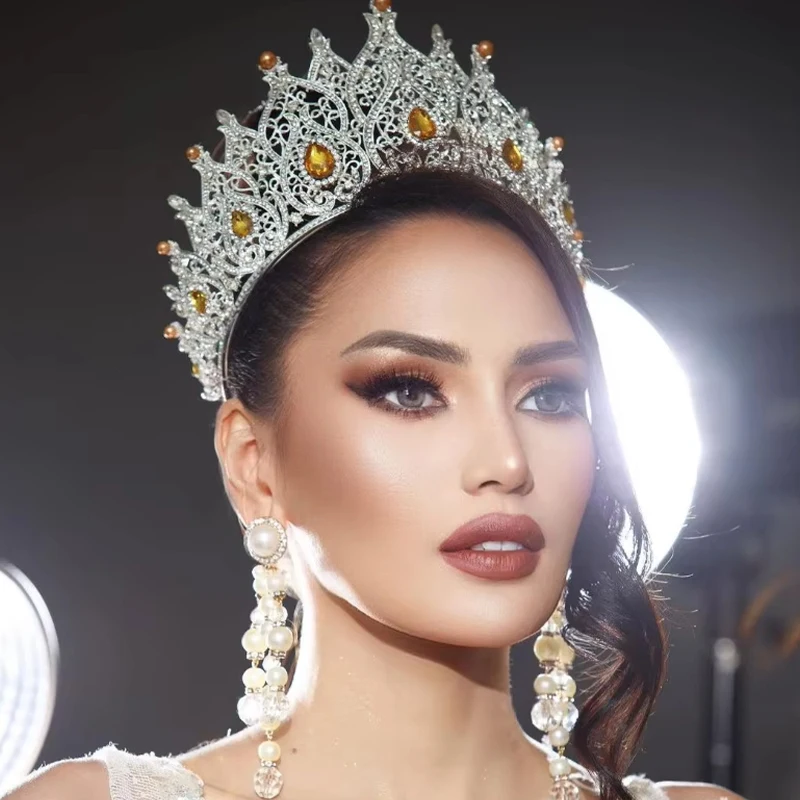 Large Rhinestone Luxury Crown Headdress Miss Universe Beauty Pageant Style Wedding Queen & Princess Hair Accessory
Large Rhinestone Luxury Crown Headdress Miss Universe Beauty Pageant Style Wedding Queen & Princess Hair Accessory