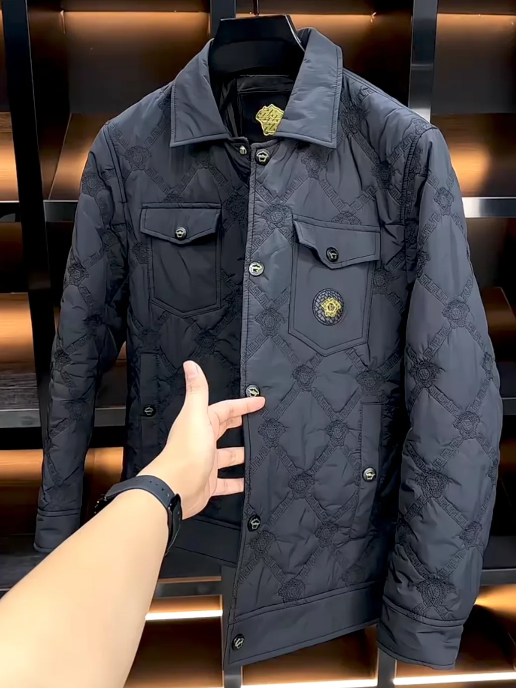 Высококачественная повседневная мужская верхняя одежда с джатовым воротником, весна-осень, модный тренд, персонализированная легкая роскошь
Высококачественная повседневная мужская верхняя одежда с джатовым воротником, весна-осень, модный тренд, персонализированная легкая роскошь