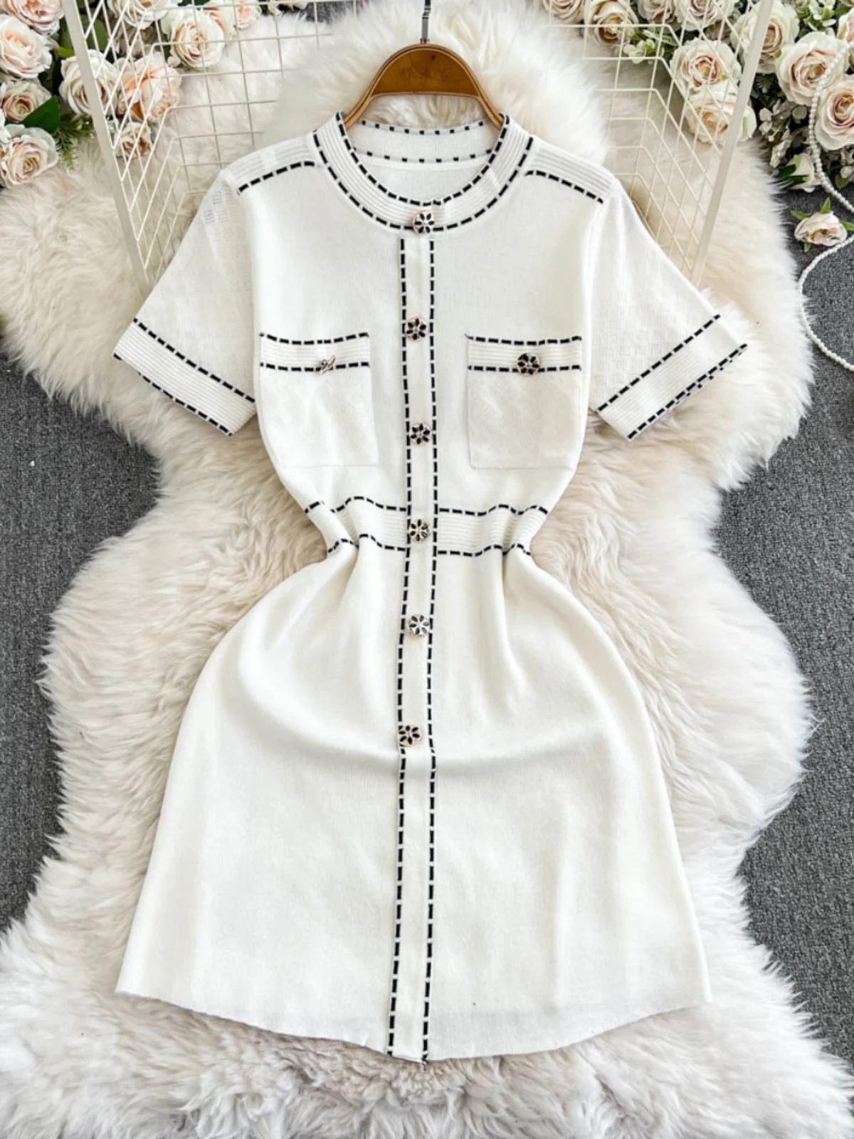 Retro Chic Fashion Women's Summer New Single-breasted High-end Slim Fit Bodycon Mini Dress Streetwear
Retro Chic Fashion Women's Summer New Single-breasted High-end Slim Fit Bodycon Mini Dress Streetwear