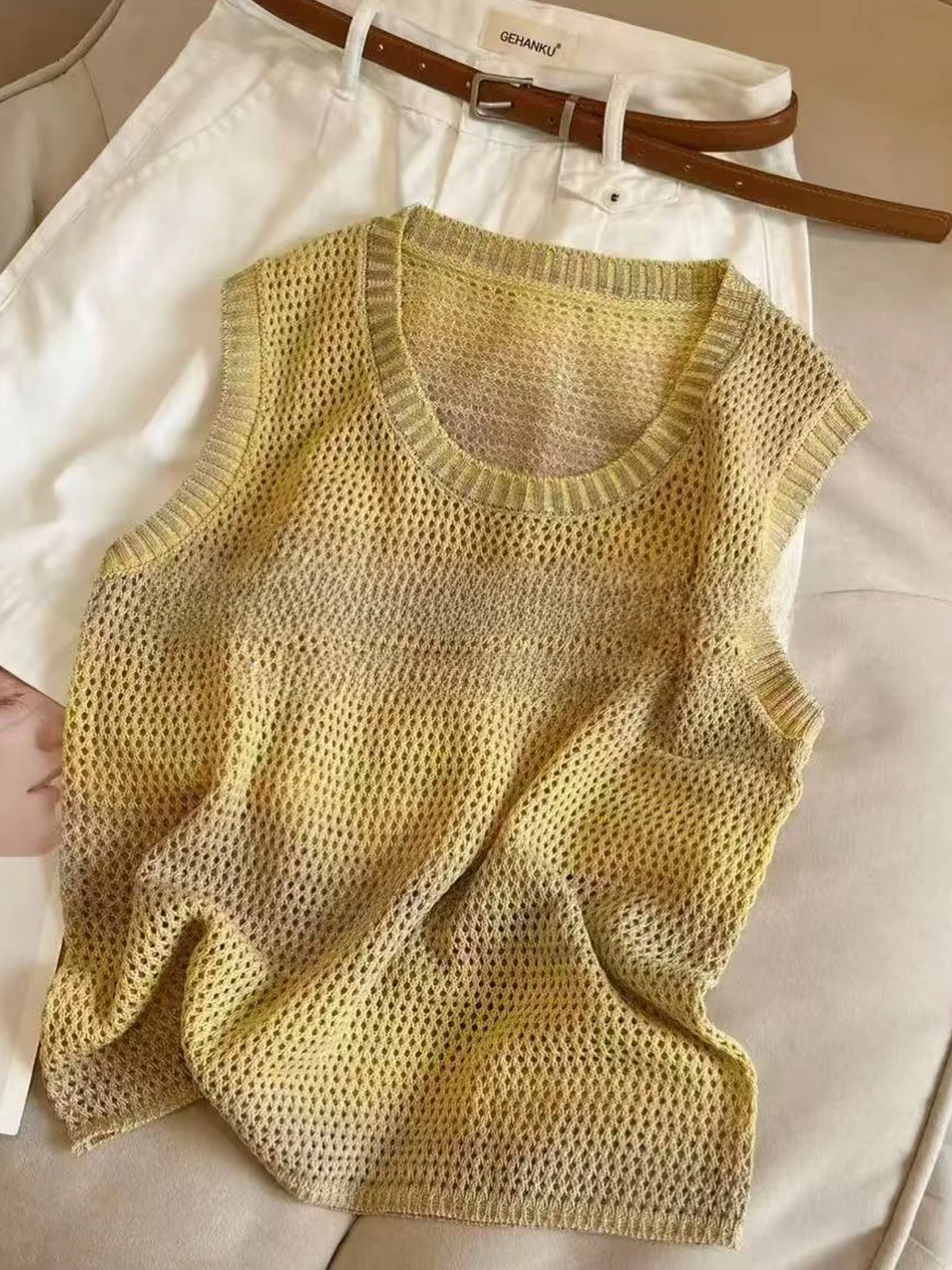 Летний повседневный вязаный жилет для женщин, топ с круглым вырезом, универсальный, простой, из смесового полиэстера
Летний повседневный вязаный жилет для женщин, топ с круглым вырезом, универсальный, простой, из смесового полиэстера