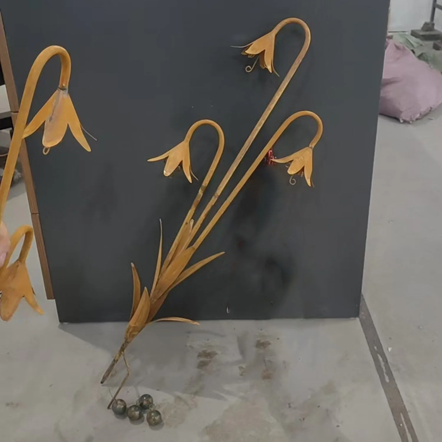 1pc Triple Bluebells Garden Stake Weather Resistant Bluebells Metal Art Plant Sculpture Handmade Outdoor Ornament Decor
1pc Triple Bluebells Garden Stake Weather Resistant Bluebells Metal Art Plant Sculpture Handmade Outdoor Ornament Decor