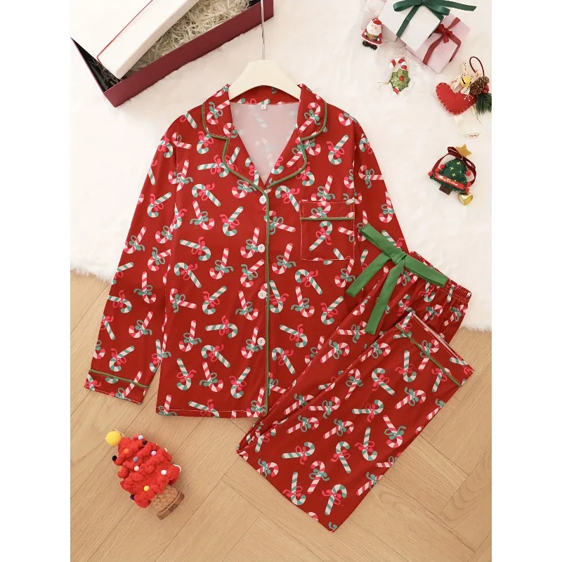 Женский рождественский пижамный комплект с принтом карамельной трости — красно-зеленая одежда для сна с застежкой спереди на пуговицах, дышащая трикотажная ткань
Женский рождественский пижамный комплект с принтом карамельной трости — красно-зеленая одежда для сна с застежкой спереди на пуговицах, дышащая трикотажная ткань