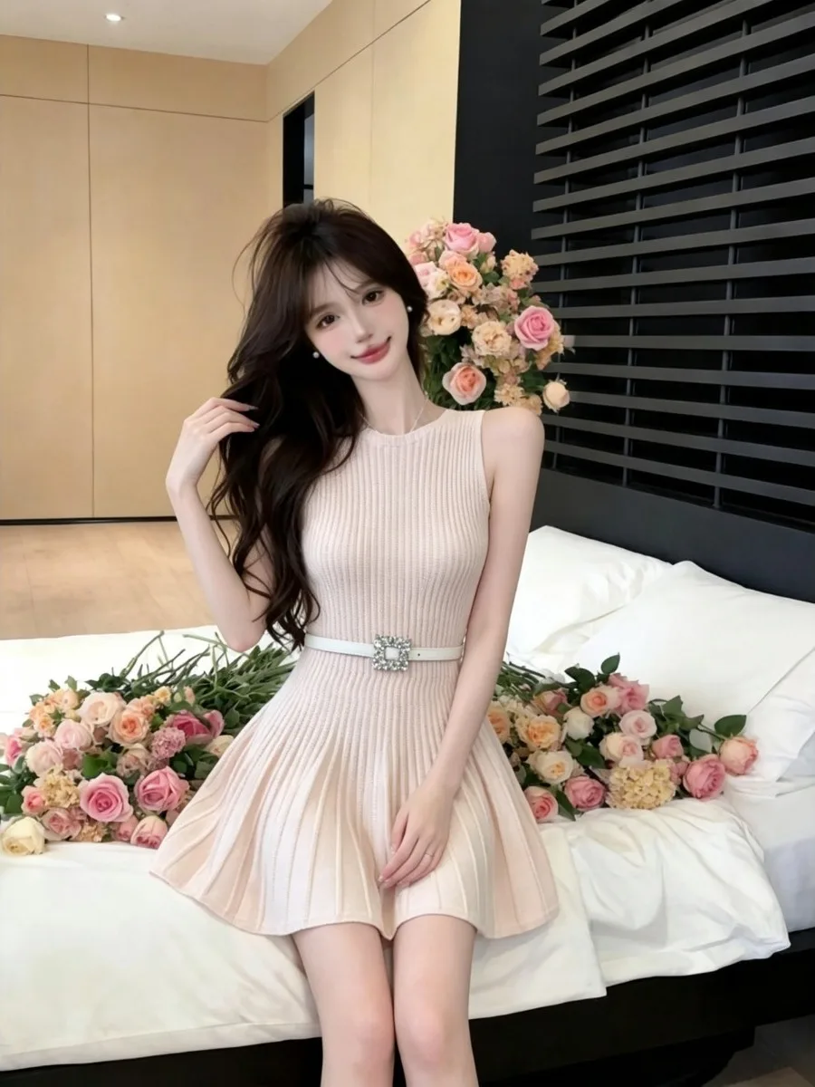 Slim Fit Knitted Dress Korean Style Short Length Sleeveless Women's Fashion Pleated Waist Cinching Diamond Belted Dress
Slim Fit Knitted Dress Korean Style Short Length Sleeveless Women's Fashion Pleated Waist Cinching Diamond Belted Dress