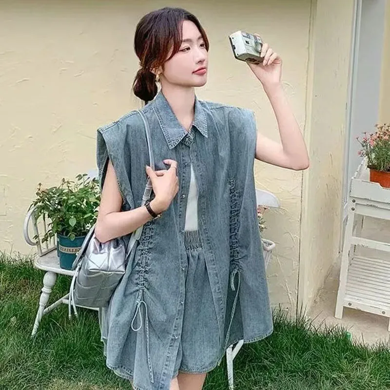 Vintage Denim suit Women's Summer Thin New Korean Wrinkle Single-breasted Vest Top Shorts Two-piece Set Loose Solid Jeans suit
Vintage Denim suit Women's Summer Thin New Korean Wrinkle Single-breasted Vest Top Shorts Two-piece Set Loose Solid Jeans suit