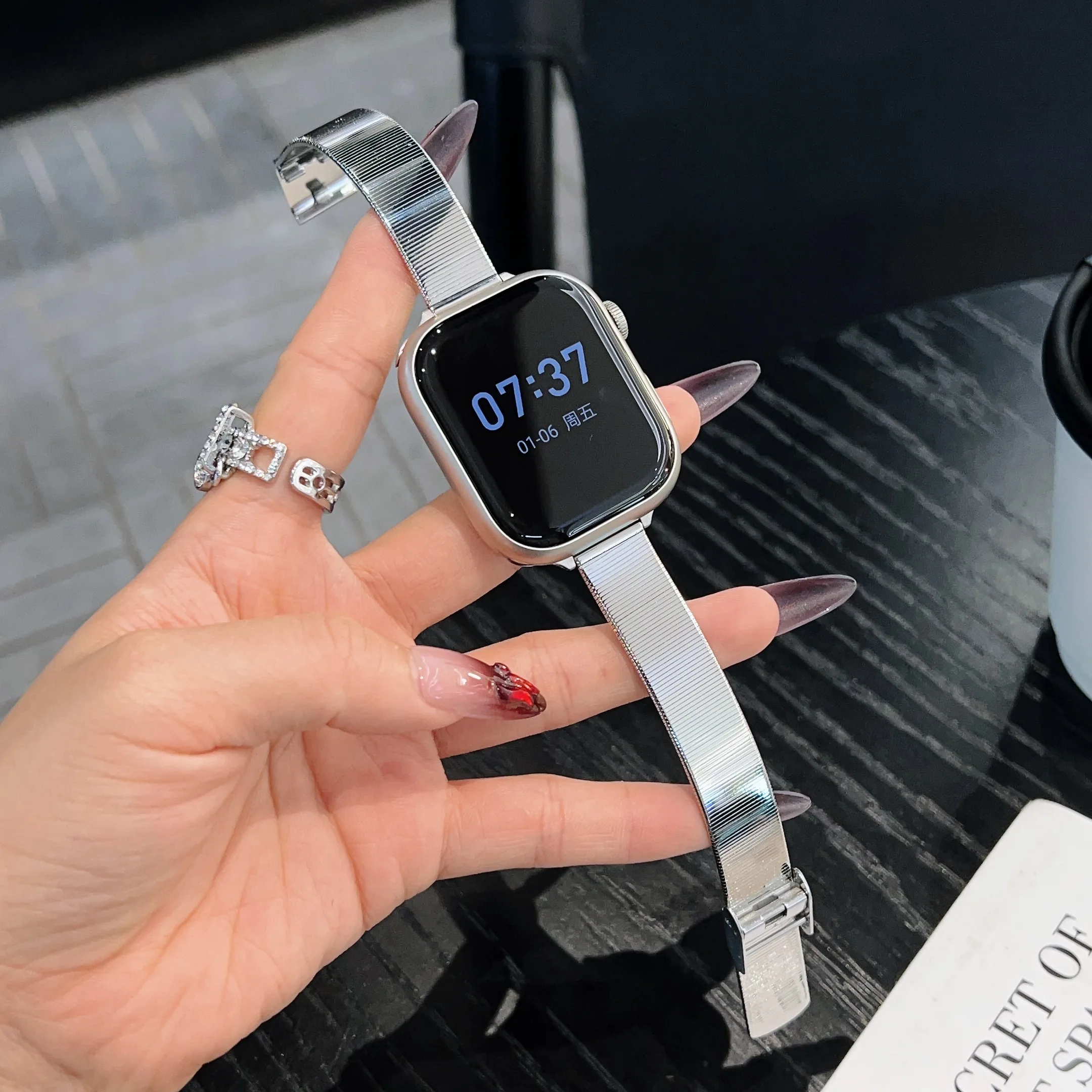 Simple and stylish mirror strap for Apple Watch S10 42mm 46mm S9 49-38mm stainless steel mesh strap for iwatch series Ultra 1/2
Simple and stylish mirror strap for Apple Watch S10 42mm 46mm S9 49-38mm stainless steel mesh strap for iwatch series Ultra 1/2
