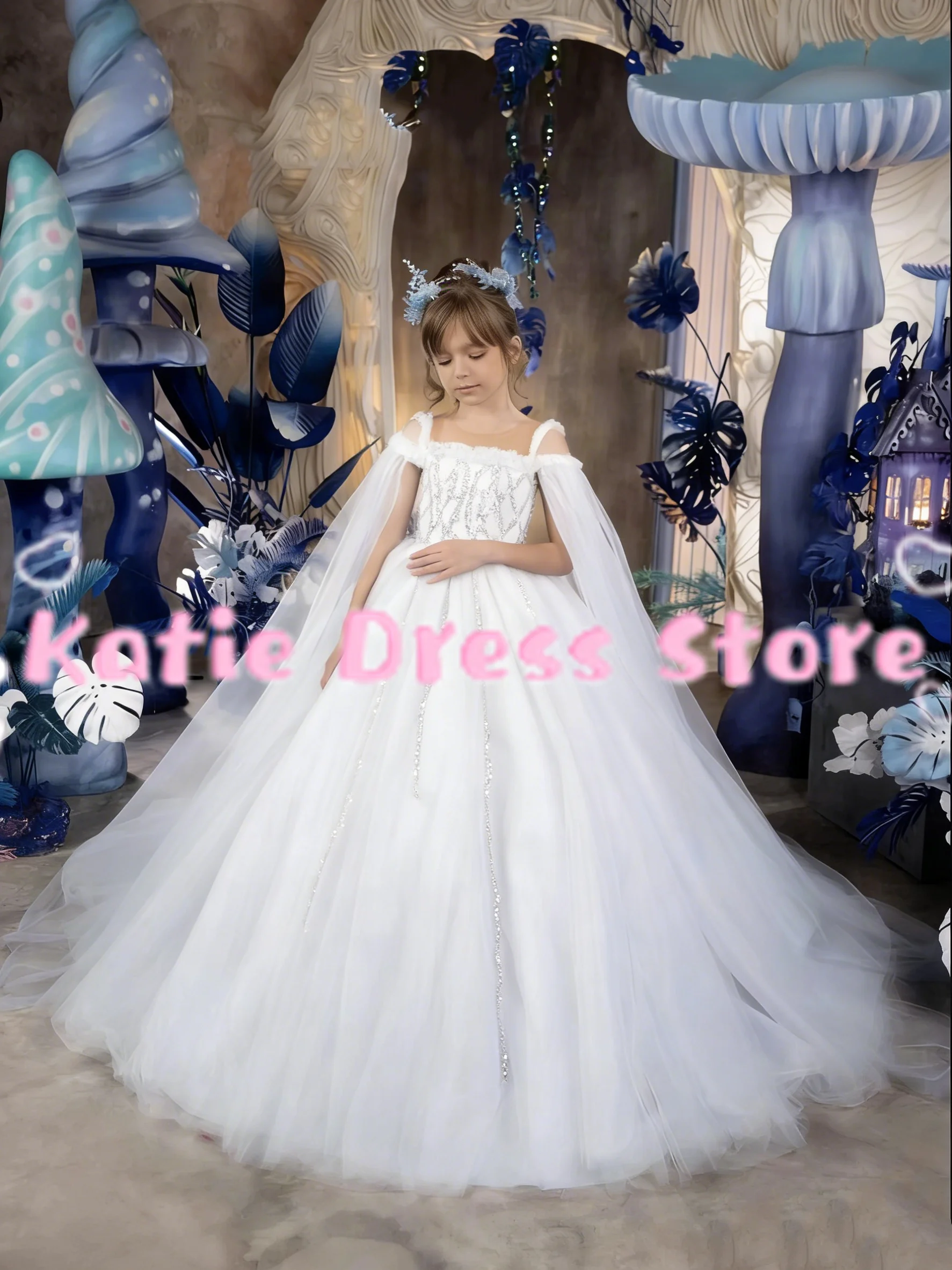 White Tulle Puffy Sequins With Cape Flower Girl Dress For Wedding Kids Birthday Party First Communion Ball Gowns Customized
White Tulle Puffy Sequins With Cape Flower Girl Dress For Wedding Kids Birthday Party First Communion Ball Gowns Customized
