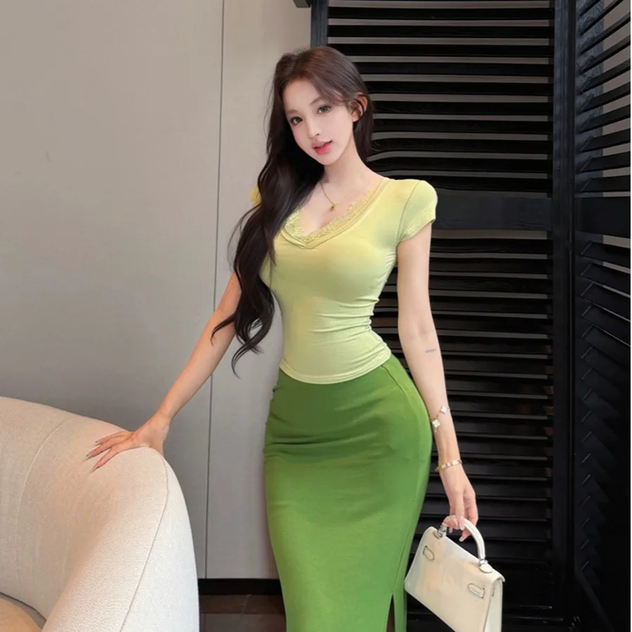 Summer Sexy V-Neck Lace Short Sleeve T-Shirt Top High Waist Slimming Split Bodycon Skirt Long Skirt Women's Fashion Set
Summer Sexy V-Neck Lace Short Sleeve T-Shirt Top High Waist Slimming Split Bodycon Skirt Long Skirt Women's Fashion Set