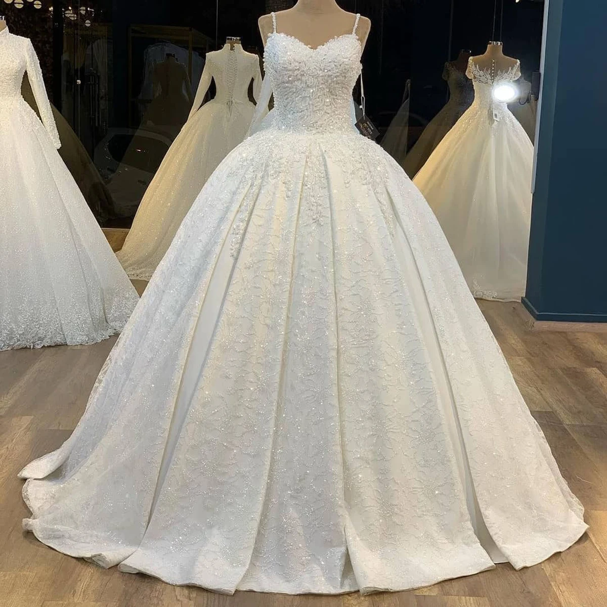 Bespoke Wedding Dresses Spaghetti Strap Ball Gown Lace Up Sequins Beading Elegant Noble Evening Gowns Court Train Customized
Bespoke Wedding Dresses Spaghetti Strap Ball Gown Lace Up Sequins Beading Elegant Noble Evening Gowns Court Train Customized