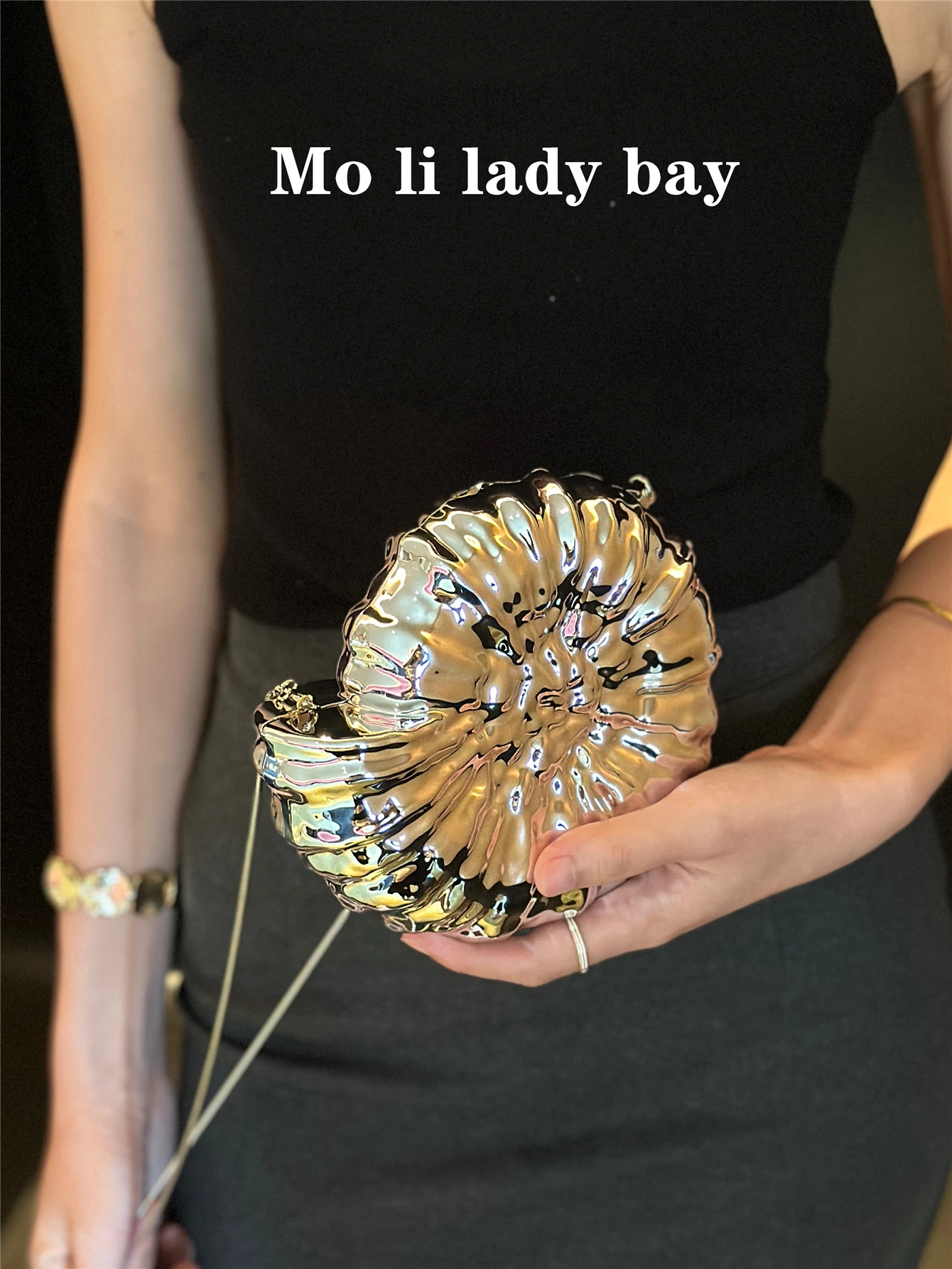 Retro Popular Lipstick Acrylic Diamond-Embedded Snail Shaped Handbag Stylish European Fashion Single Shoulder Bag
Retro Popular Lipstick Acrylic Diamond-Embedded Snail Shaped Handbag Stylish European Fashion Single Shoulder Bag