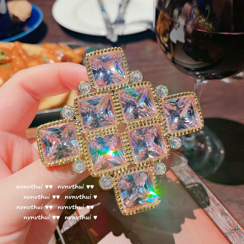 Square Geometry Brooch Jewelry Flower Tassel Brooch Pin for Women Wedding Party Gold Color With Cubic Zirconia
Square Geometry Brooch Jewelry Flower Tassel Brooch Pin for Women Wedding Party Gold Color With Cubic Zirconia