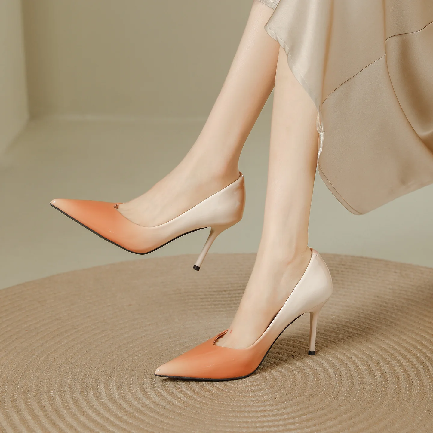 Женские туфли-лодочки на шпильке с острым носком и шпильке с градиентом розового/градиентного абрикоса/черно-белого цвета для вечеринок на каждый день Q-044
Женские туфли-лодочки на шпильке с острым носком и шпильке с градиентом розового/градиентного абрикоса/черно-белого цвета для вечеринок на каждый день Q-044