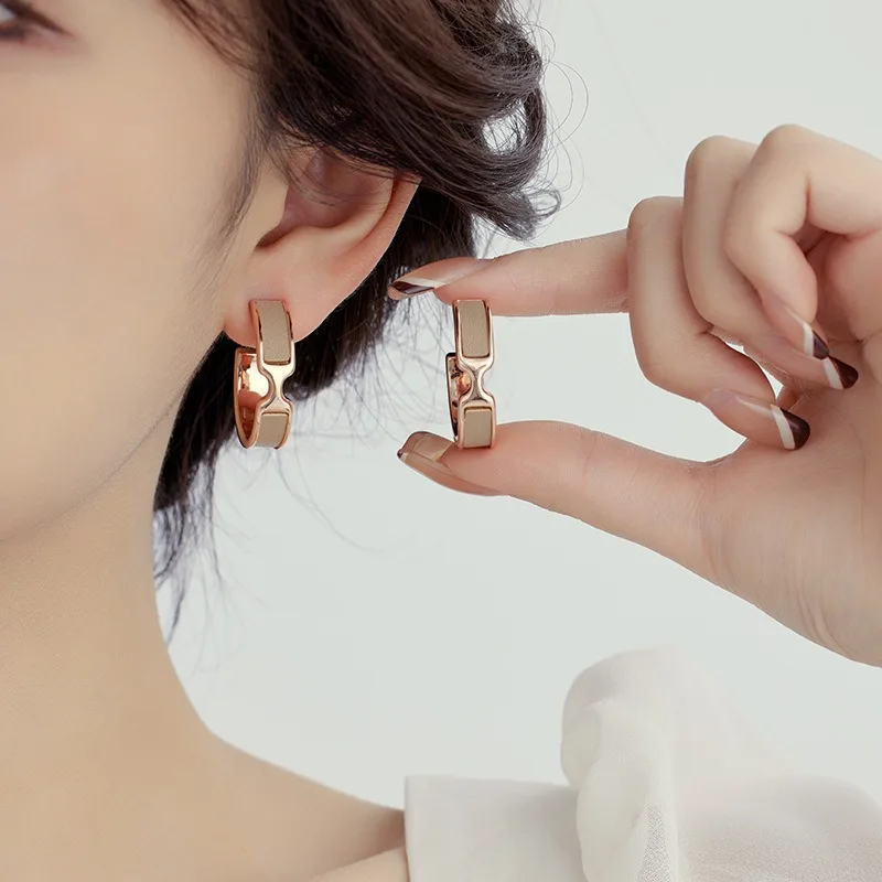 Champagne C-shaped Leather Earrings, Literary Retro Temperament Earrings, High-end Exaggerated Design, Women's Model
Champagne C-shaped Leather Earrings, Literary Retro Temperament Earrings, High-end Exaggerated Design, Women's Model