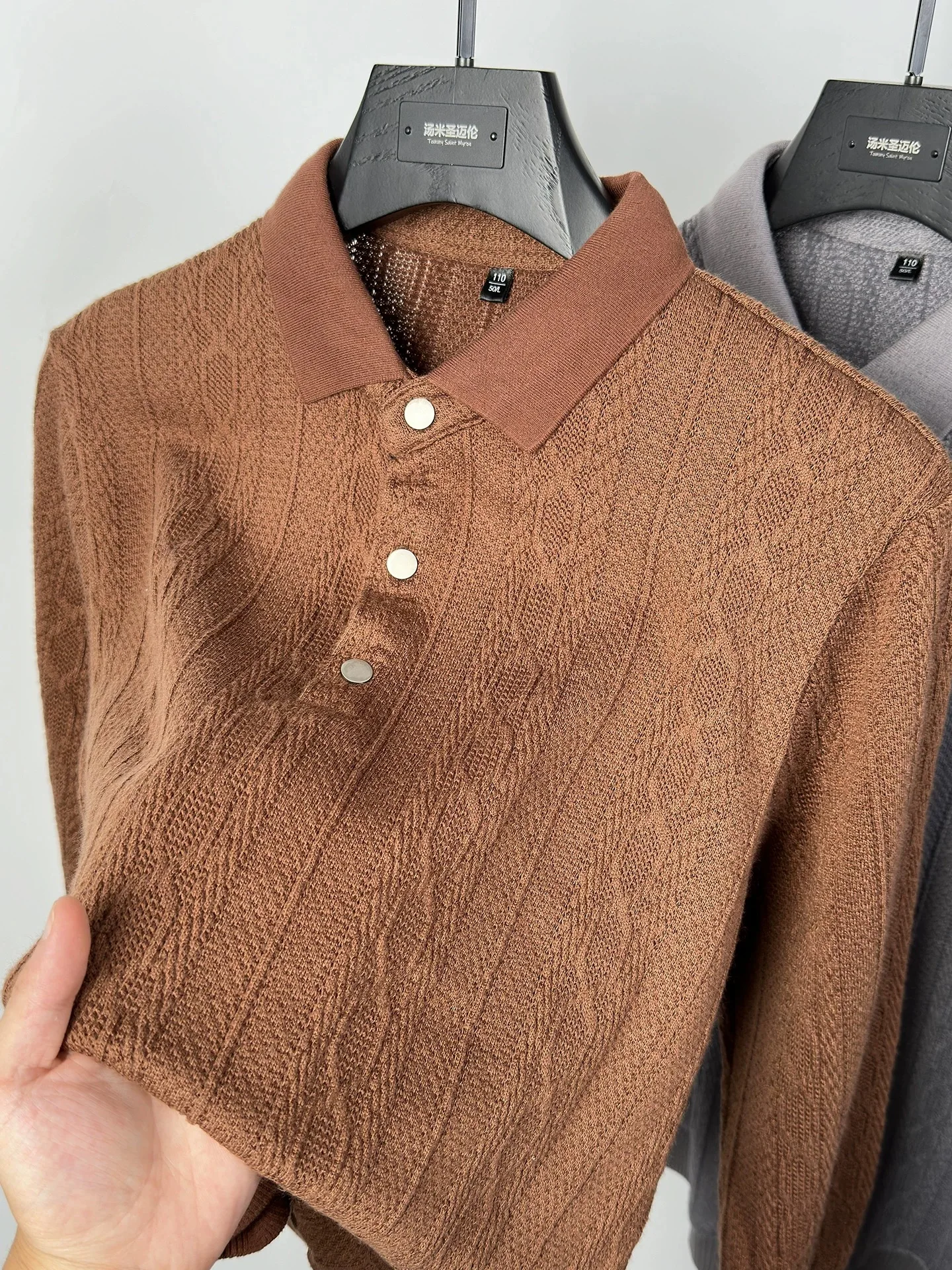 Роскошная вязаная рубашка-поло с длинными рукавами в стиле ретро мужской осенний теплый свитер, повседневная модная жаккардовая футболка в европейском стиле новая футболка с лацканами
Роскошная вязаная рубашка-поло с длинными рукавами в стиле ретро мужской осенний теплый свитер, повседневная модная жаккардовая футболка в европейском стиле новая футболка с лацканами