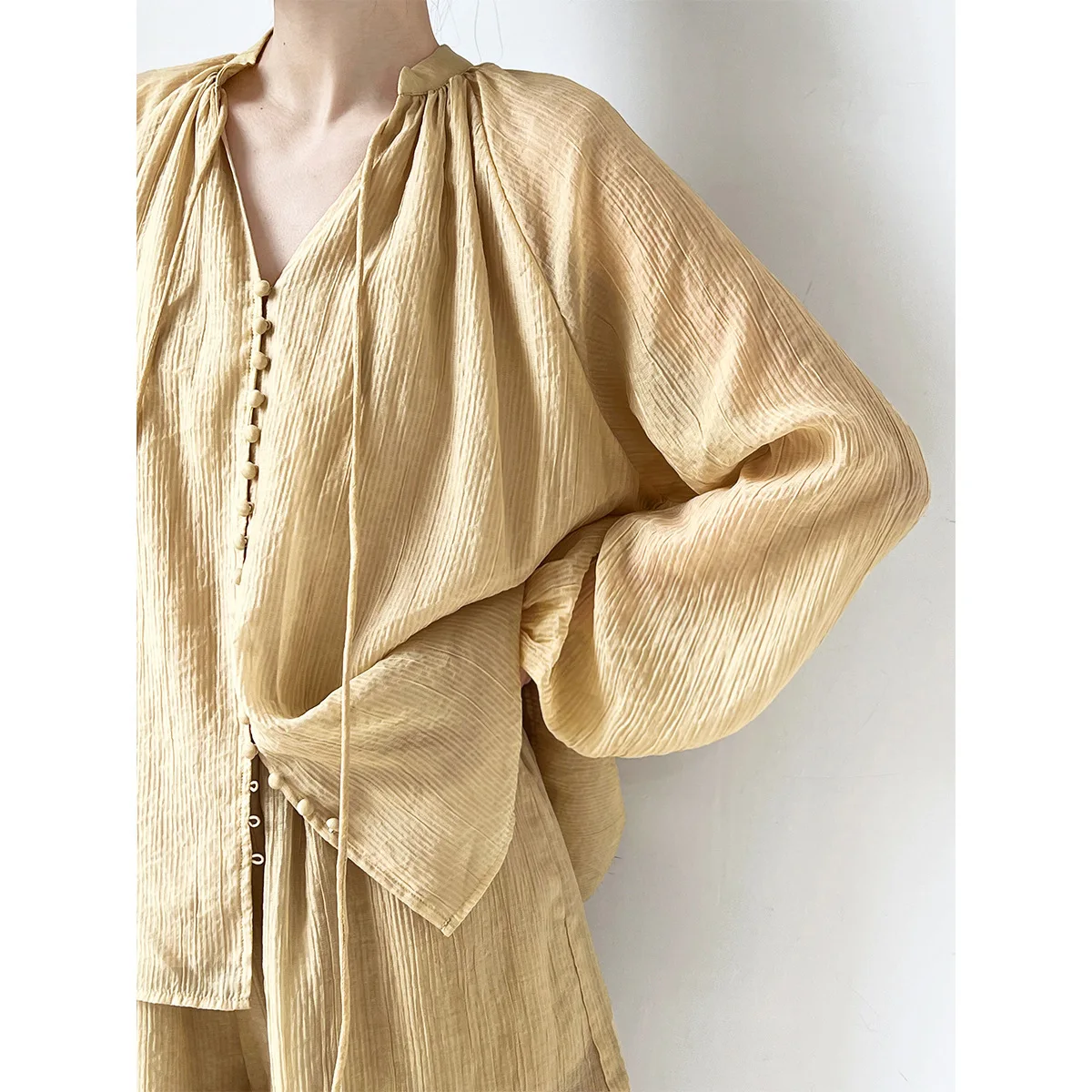 Casual New Chinese Lazy Fashion Set Summer Women's Sunscreen Shirt+wide Leg Shorts Two Piece Set Thin 3667
Casual New Chinese Lazy Fashion Set Summer Women's Sunscreen Shirt+wide Leg Shorts Two Piece Set Thin 3667