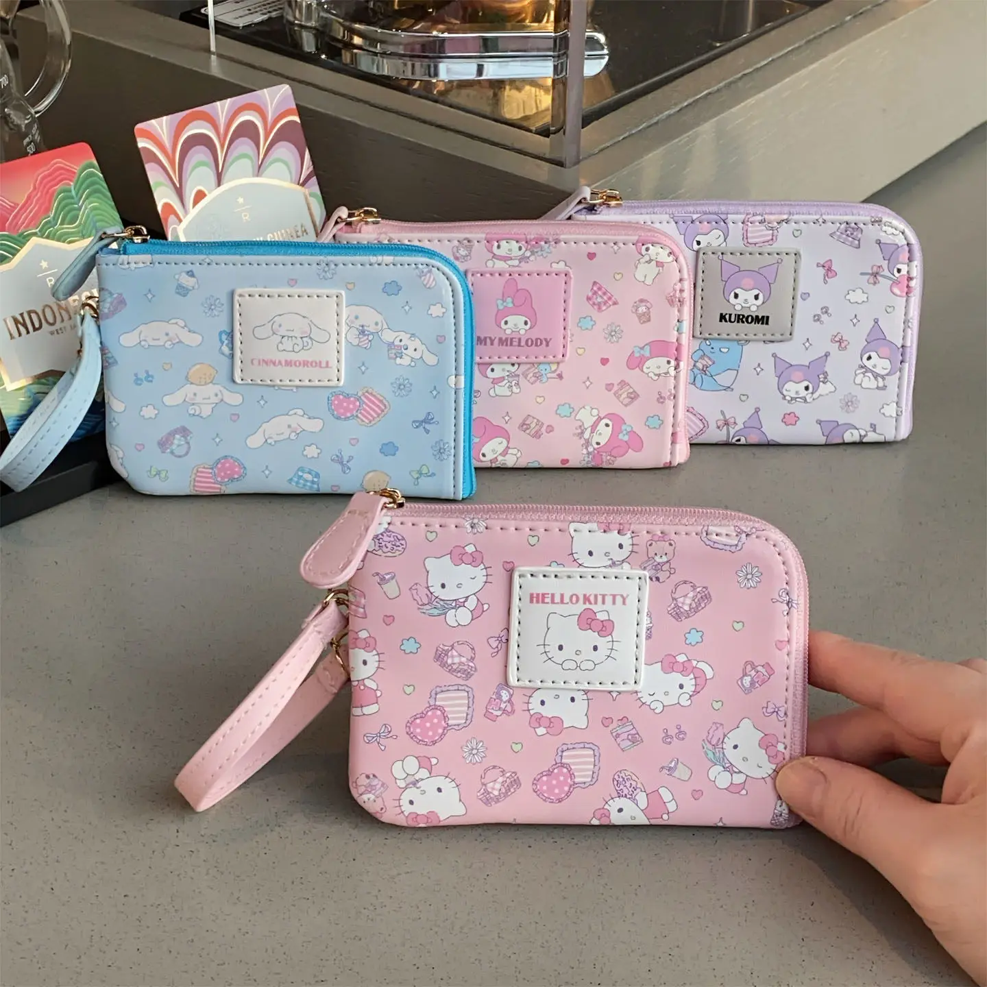 Кошелек-брелок Sanrio HelloKitty My Melody из искусственной кожи с выдвижным ремешком на запястье, милый кавайный держатель для карт и монет, подвеска для женщин и девочек
Кошелек-брелок Sanrio HelloKitty My Melody из искусственной кожи с выдвижным ремешком на запястье, милый кавайный держатель для карт и монет, подвеска для женщин и девочек