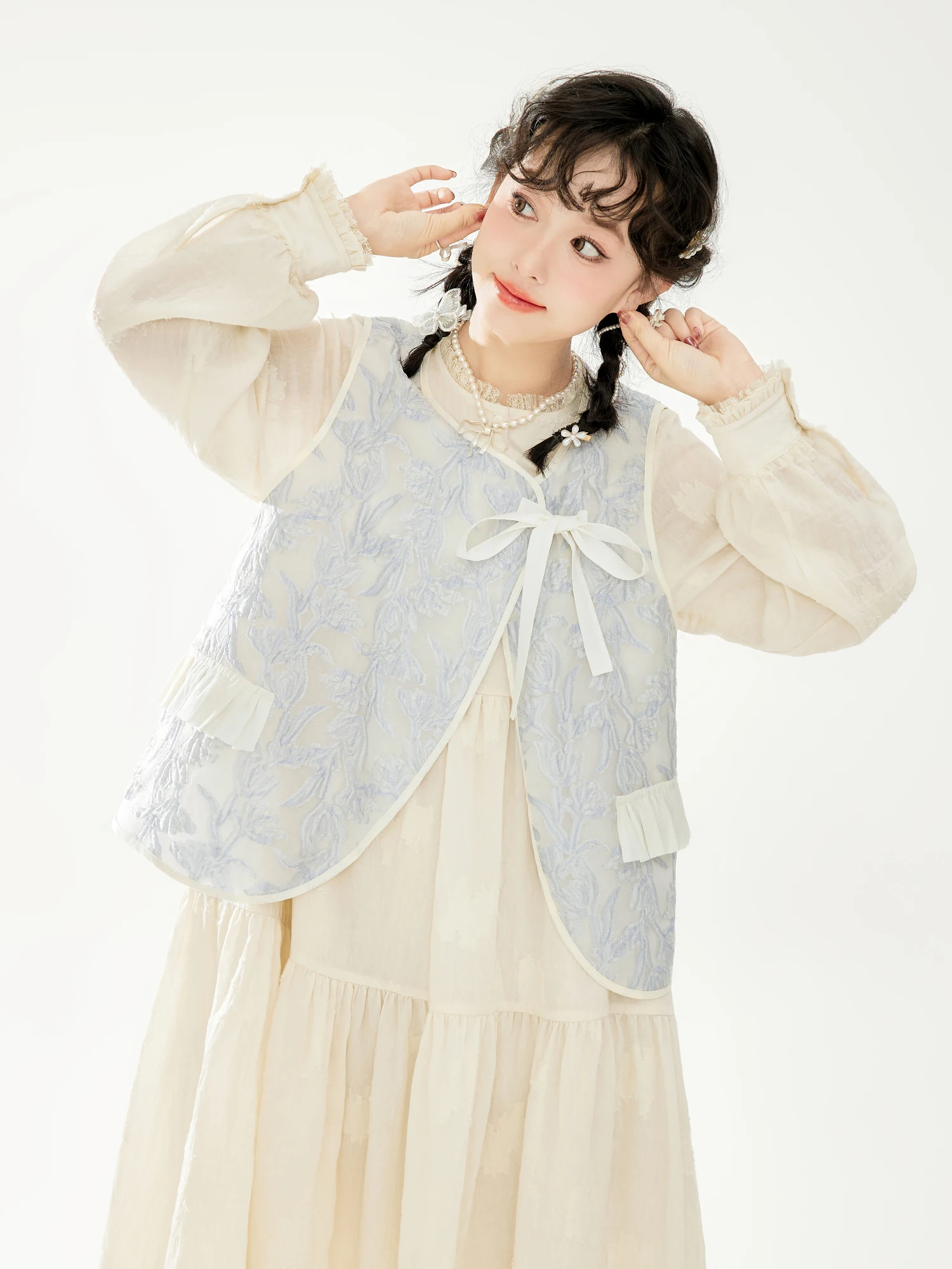 Майка-топ с цветочной вышивкой, для носки в несколько слоев, на раннюю весну, с круглым вырезом, стандартной длины, из смесового полиэстера и нейлона
Майка-топ с цветочной вышивкой, для носки в несколько слоев, на раннюю весну, с круглым вырезом, стандартной длины, из смесового полиэстера и нейлона