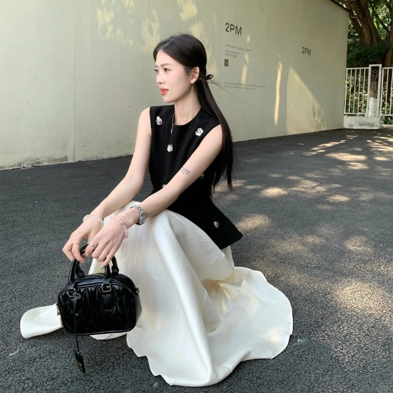 Women's Summer Slim Temperament Commuting Waist Skirt Set 2026 Korean Fashion Sleeveless Black Heavy Industry Design Vest Top
Women's Summer Slim Temperament Commuting Waist Skirt Set 2026 Korean Fashion Sleeveless Black Heavy Industry Design Vest Top