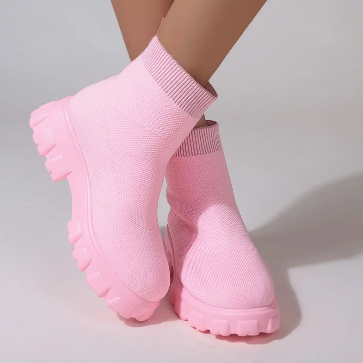 Брендовые женские ботильоны, легкая повседневная обувь для женщин, модные ботинки-носки на танкетке, вязаные зимние ботинки средней длины на платформе
Брендовые женские ботильоны, легкая повседневная обувь для женщин, модные ботинки-носки на танкетке, вязаные зимние ботинки средней длины на платформе