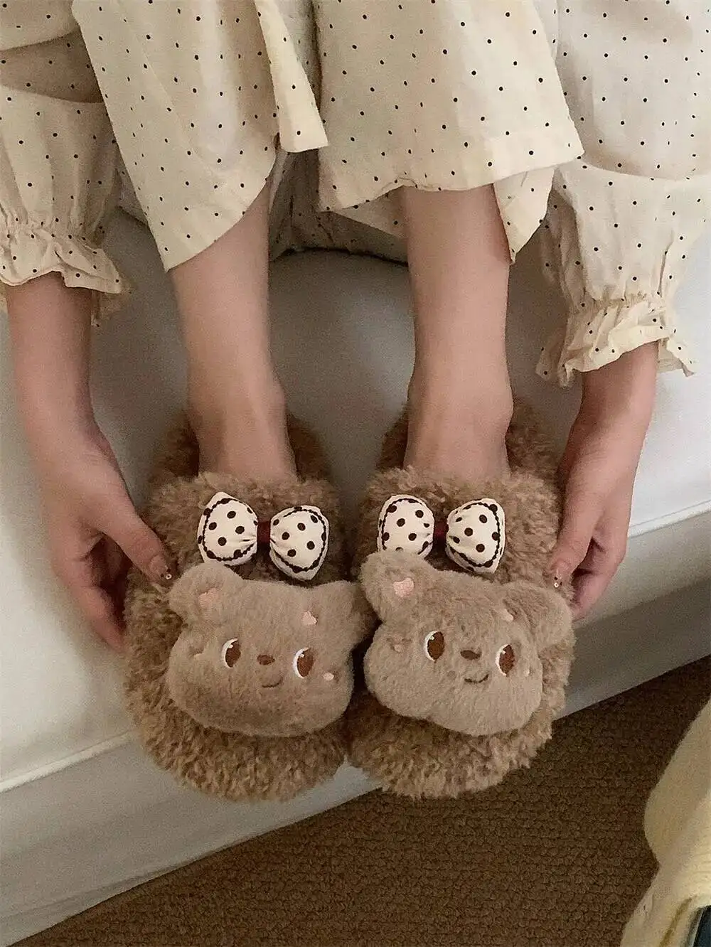 Women Home Slippers 2025 Winter New Women's Cute Bear Furry Slippers Korean Bowknot Warm Anti Slip Indoor Household Slippers
Women Home Slippers 2025 Winter New Women's Cute Bear Furry Slippers Korean Bowknot Warm Anti Slip Indoor Household Slippers