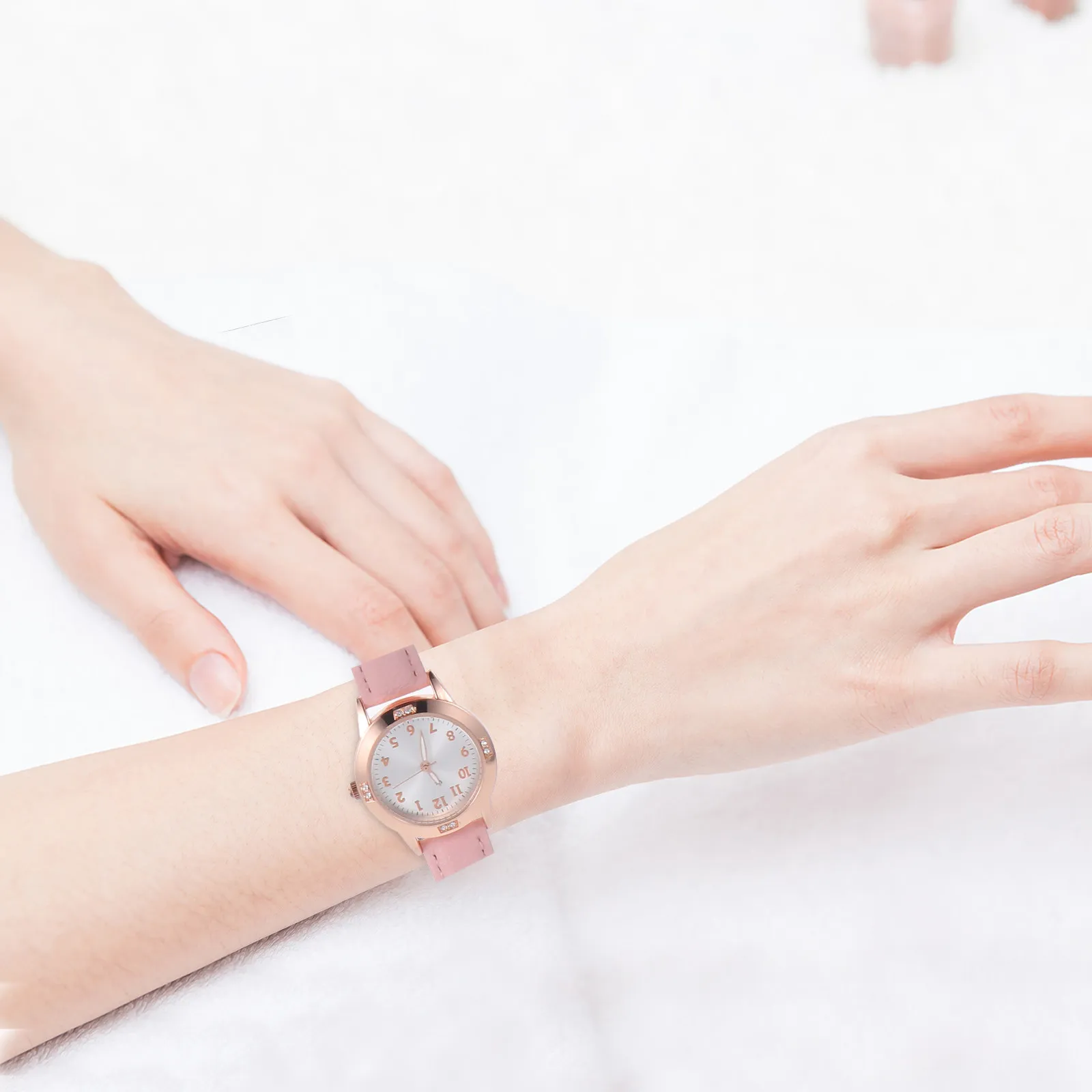 Fashionable Women Quartz Wristwatch Elegant Minimalist Design Comfortable Strap Precise Timekeeping for Daily Office
Fashionable Women Quartz Wristwatch Elegant Minimalist Design Comfortable Strap Precise Timekeeping for Daily Office