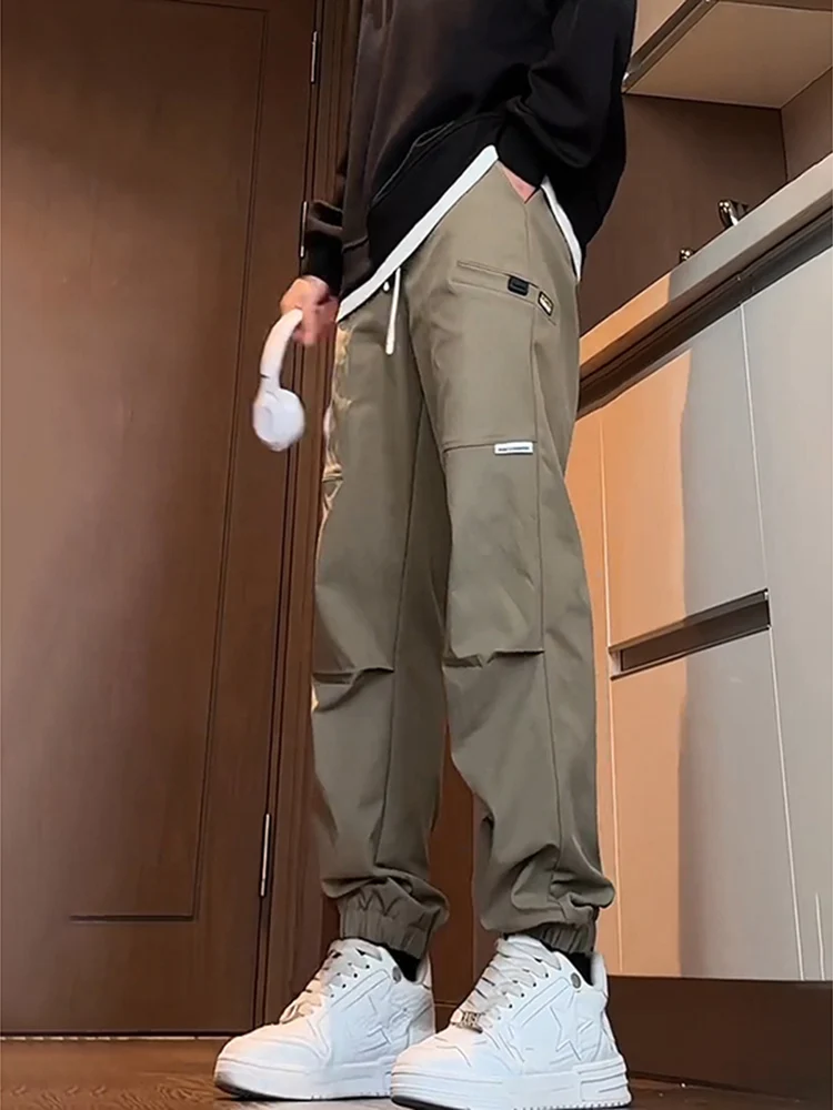 Мужские спортивные брюки High Street American Style, осенние, высококачественные, в стиле милитари, с манжетами, модные, брендовые, молодежные, повседневные, спортивные.
Мужские спортивные брюки High Street American Style, осенние, высококачественные, в стиле милитари, с манжетами, модные, брендовые, молодежные, повседневные, спортивные.