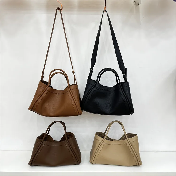 Fashionable Simple Korean Style Large Capacity Handbag Tote Bag Crossbody Mother-child Bag For Commuting
Fashionable Simple Korean Style Large Capacity Handbag Tote Bag Crossbody Mother-child Bag For Commuting