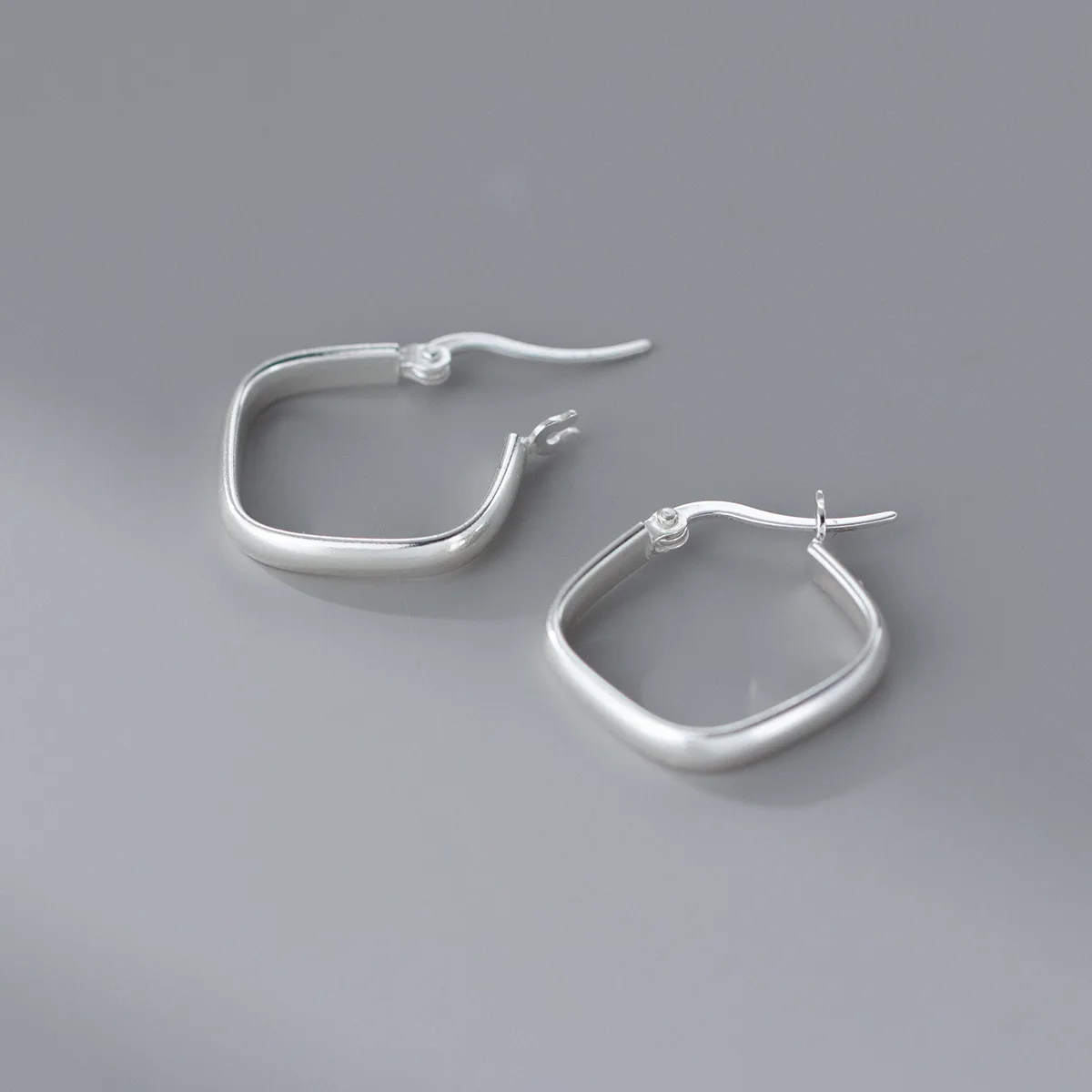 S925 Silver Geometric Square Ear Cuff Nickel Free Lead Safe Hypoallergenic Minimalist Wholesale Dainty Jewelry for Women
S925 Silver Geometric Square Ear Cuff Nickel Free Lead Safe Hypoallergenic Minimalist Wholesale Dainty Jewelry for Women