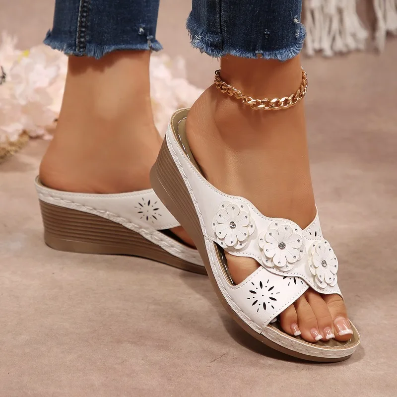 2026 Fashion and Comfortable Wedge Heel Platform Flower Casual and Versatile Outside Wear Women's Sandals and Slippers
2026 Fashion and Comfortable Wedge Heel Platform Flower Casual and Versatile Outside Wear Women's Sandals and Slippers
