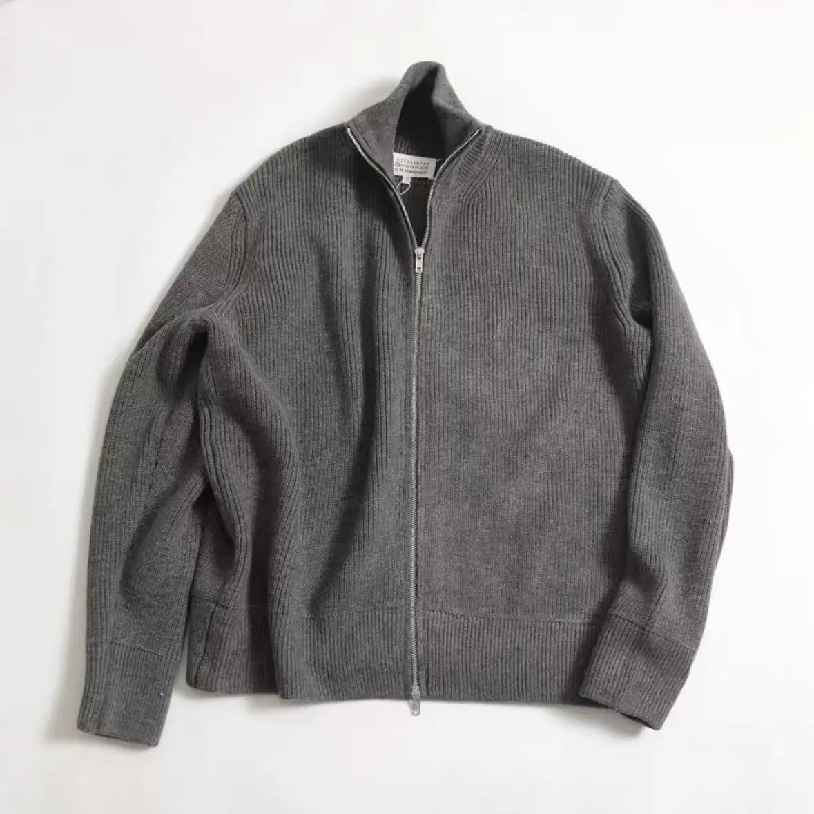 "Kinte Zip" Two-way Zipper Thick Threaded Fabric Wool Blended Sweater
"Kinte Zip" Two-way Zipper Thick Threaded Fabric Wool Blended Sweater