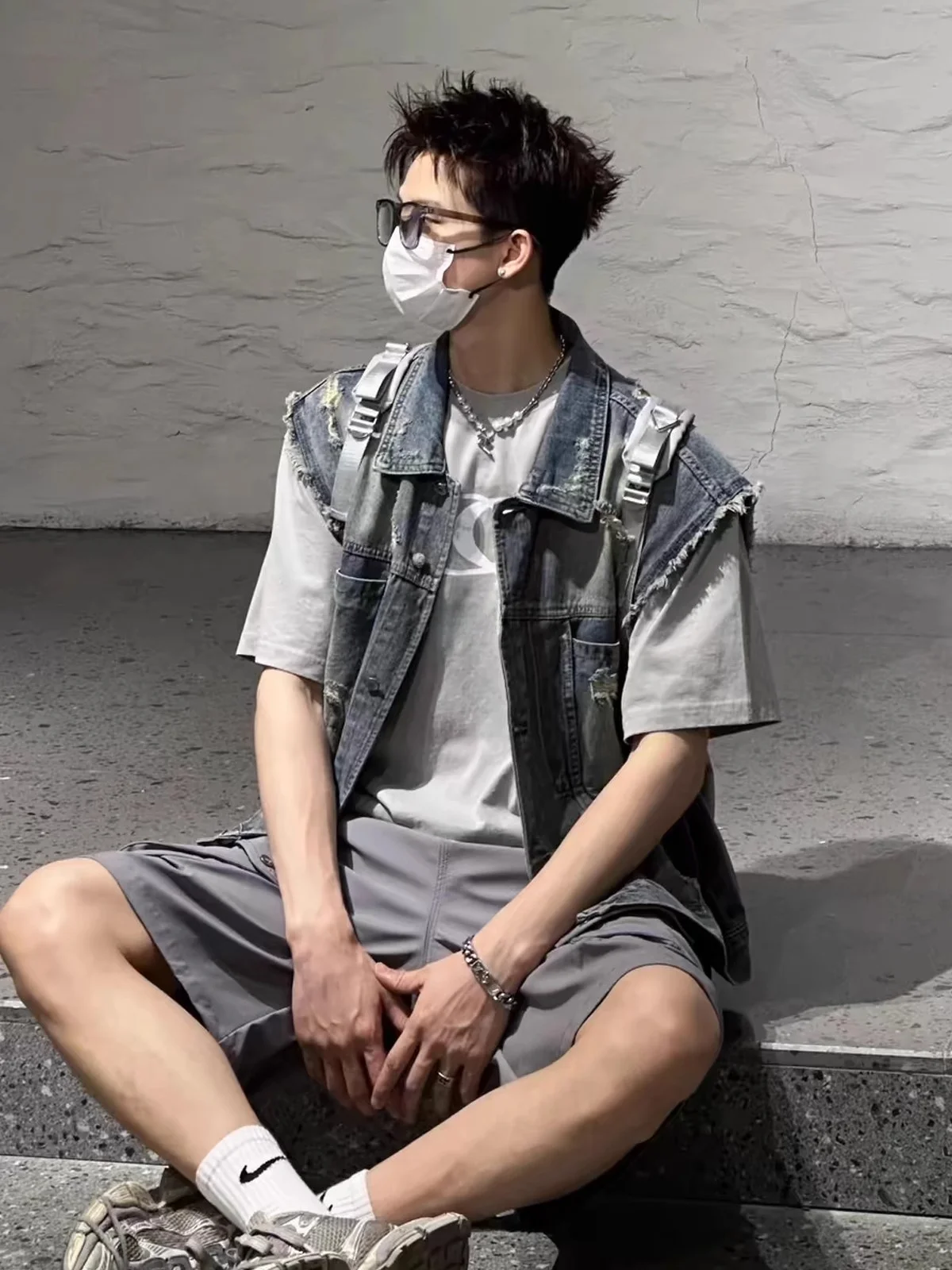 Мужская джинсовая жилетка в американском ретро-стиле, выцветшая, свободного кроя, летняя, модная, с подплечниками, молодежная, повседневная, однотонная
Мужская джинсовая жилетка в американском ретро-стиле, выцветшая, свободного кроя, летняя, модная, с подплечниками, молодежная, повседневная, однотонная