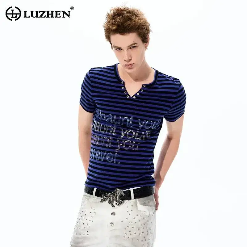 LUZHEN 2026 Summer Stripe Printed Short Sleeve Small V-neck T-shirts Men's Fashion Handsome High Quality Pure Cotton Tops JY7036
LUZHEN 2026 Summer Stripe Printed Short Sleeve Small V-neck T-shirts Men's Fashion Handsome High Quality Pure Cotton Tops JY7036
