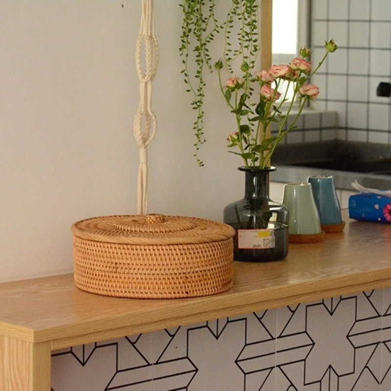 Hand Woven Rattan Storage Box with Lid, Circular Box, Multifunctional Picnic Food, Bread, Fruit Table Storage Basket
Hand Woven Rattan Storage Box with Lid, Circular Box, Multifunctional Picnic Food, Bread, Fruit Table Storage Basket