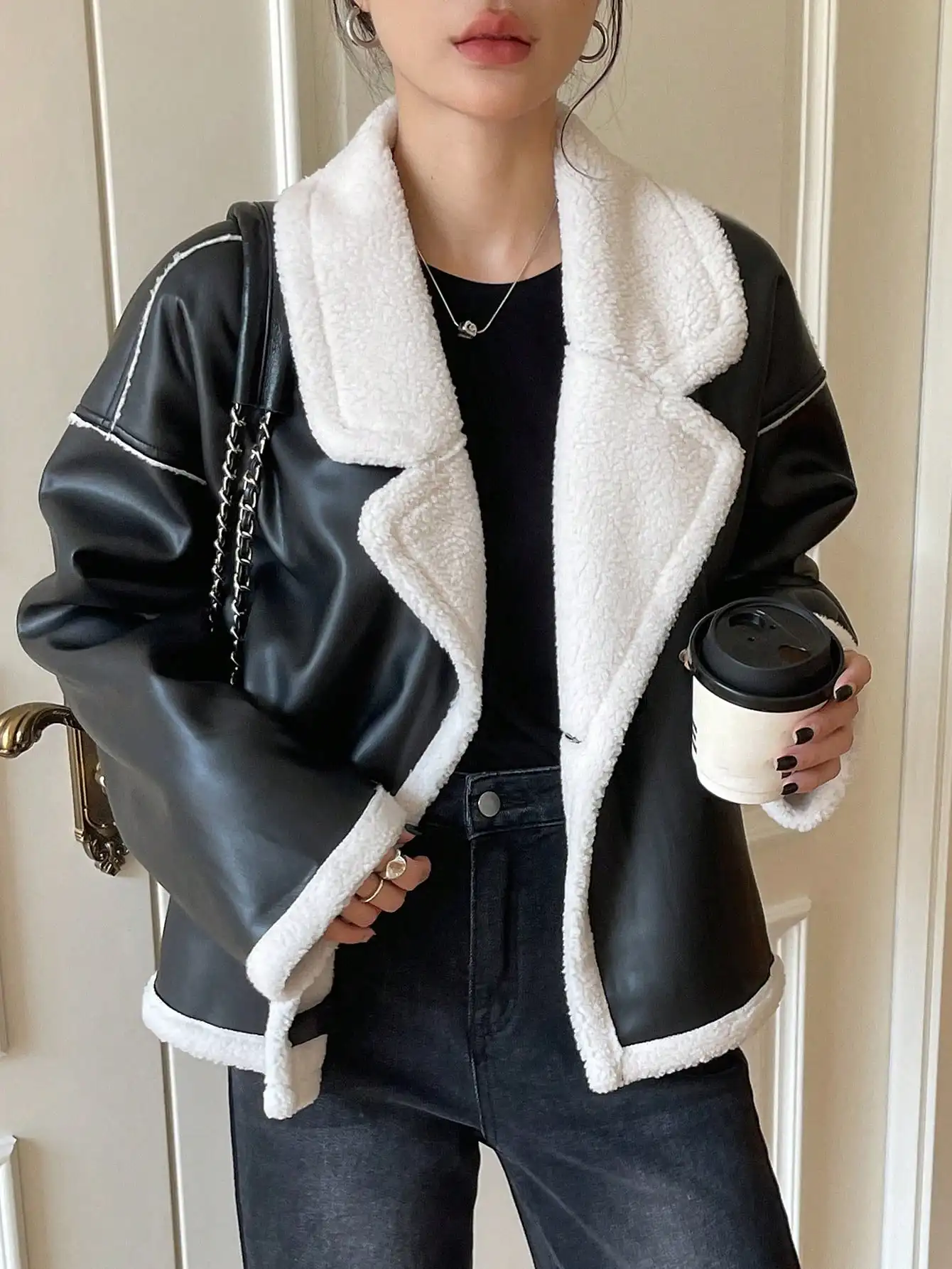 Женская куртка из искусственной кожи с воротником из искусственного меха для осени и зимы
Женская куртка из искусственной кожи с воротником из искусственного меха для осени и зимы