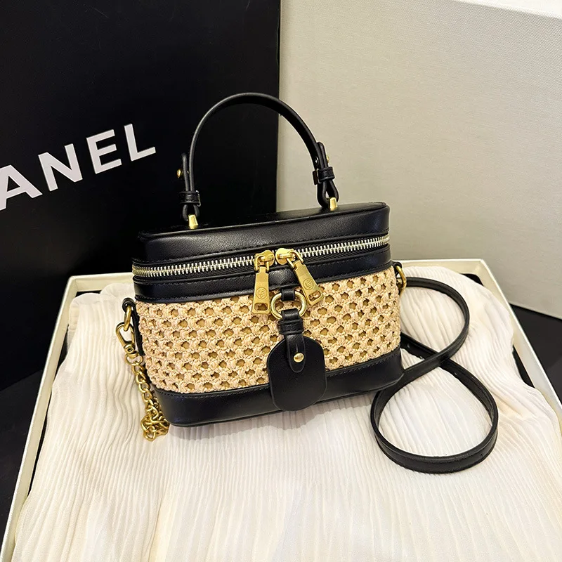 Fashionable and Personalized Raffig-woven Hand-held Handbag for Women. It's Simple,casual,versatile and A Single - Shoulder Bag.
Fashionable and Personalized Raffig-woven Hand-held Handbag for Women. It's Simple,casual,versatile and A Single - Shoulder Bag.