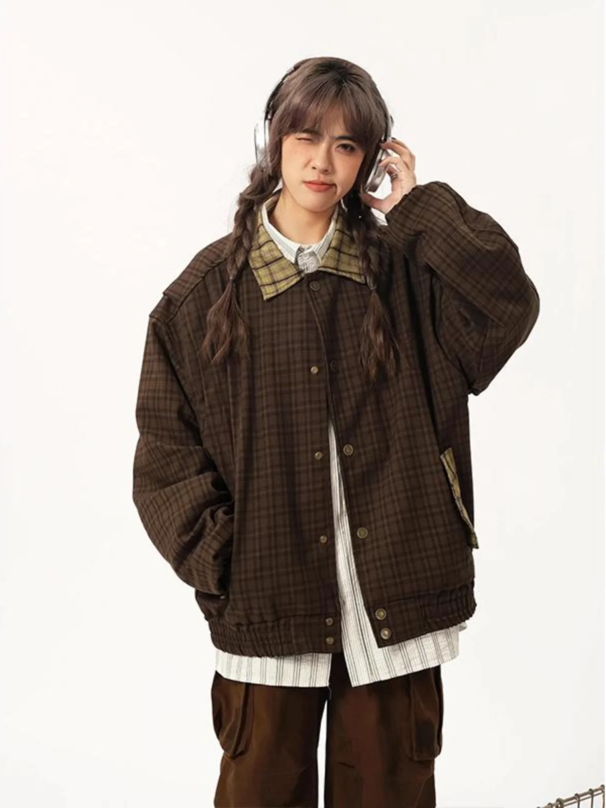 Ретро японская клетчатая куртка для мужчин и женщин, весенне-осеннее свободное повседневное пальто с мраморным воротником для пар, молодежная модная верхняя одежда
Ретро японская клетчатая куртка для мужчин и женщин, весенне-осеннее свободное повседневное пальто с мраморным воротником для пар, молодежная модная верхняя одежда