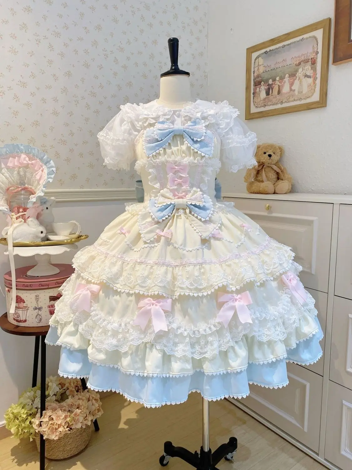 Новое летнее оригинальное платье JSK в стиле Sweet Lolita 2026 года: милое, с бантом, кружевными вставками, кавайное, для девочек и женщин, элегантное, приталенное, на бретельках
Новое летнее оригинальное платье JSK в стиле Sweet Lolita 2026 года: милое, с бантом, кружевными вставками, кавайное, для девочек и женщин, элегантное, приталенное, на бретельках
