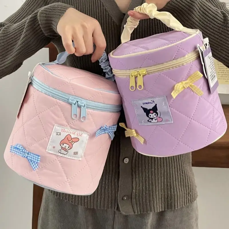 Сумка для хранения ярких цветов с рисунком Kawaii Girl Hello Kittys, новая ручная косметичка в стиле аниме Kuromi, дорожная косметичка Sanrios
Сумка для хранения ярких цветов с рисунком Kawaii Girl Hello Kittys, новая ручная косметичка в стиле аниме Kuromi, дорожная косметичка Sanrios