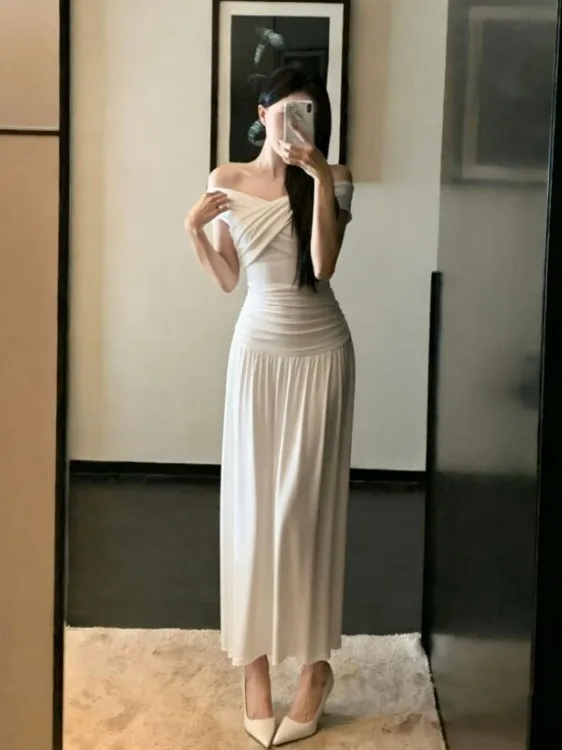 Elegant Gentle Wind One-Shoulder Top And High-Waisted Skirt Two-Piece Set Comfortable Breathable Summer Outfit for Women
Elegant Gentle Wind One-Shoulder Top And High-Waisted Skirt Two-Piece Set Comfortable Breathable Summer Outfit for Women