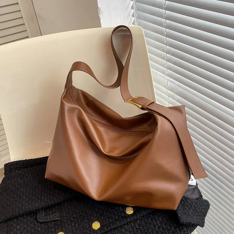 Commuter Crossbody Bag for Women 2024 New Simple and Versatile Large Capacity Bag Single Shoulder Bag Lazy Soft Leather Tote Bag
Commuter Crossbody Bag for Women 2024 New Simple and Versatile Large Capacity Bag Single Shoulder Bag Lazy Soft Leather Tote Bag