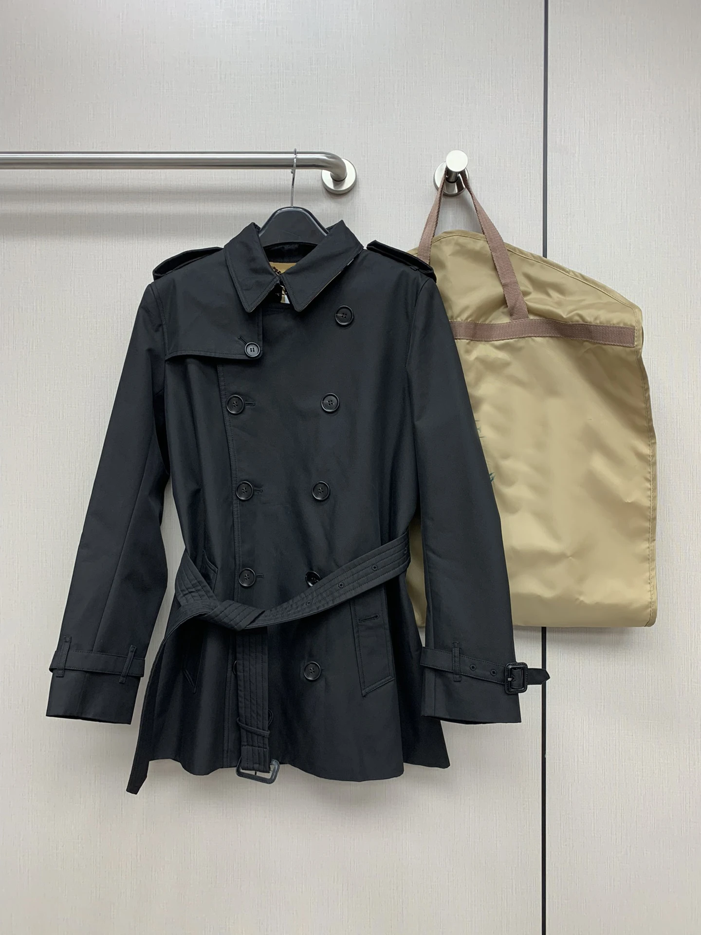 Windbreaker, double-breasted collar, fashionable, slimming, soft and comfortable. 2024 autumn women's new hot
Windbreaker, double-breasted collar, fashionable, slimming, soft and comfortable. 2024 autumn women's new hot